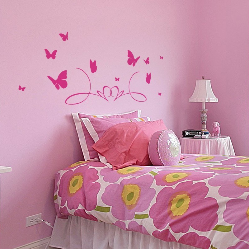 Lit simple aux papillons colorés pour la chambre de votre fille
